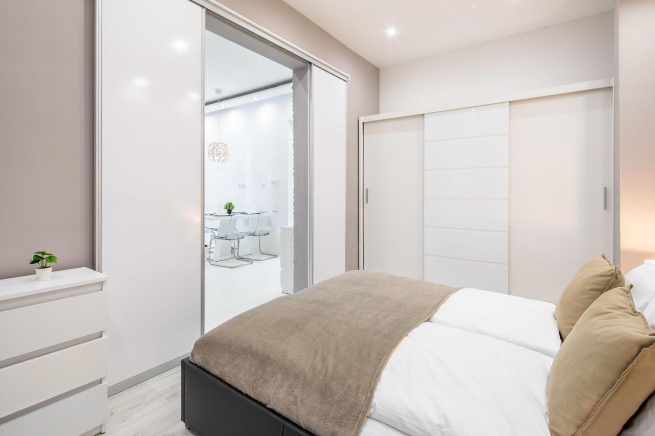 Cozy & Central Apartment With 2-Bedroom 부다페스트 외부 사진