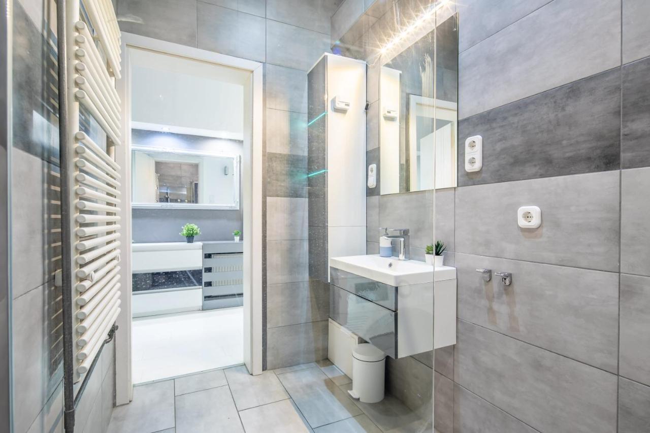 Cozy & Central Apartment With 2-Bedroom 부다페스트 외부 사진
